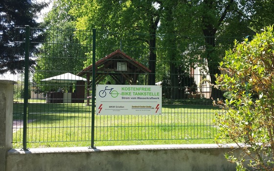 E-Bike-Ladestation am Wasserkraftwerk Grießen, Foto: Tourismusverband Niederlausitz e.V.