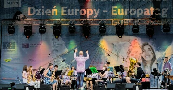 Die Städtische Musikschule "Johann Crüger" bei ihrem Auftritt während des diesjährigen Europatages in Guben-Gubin, Foto: Anne Bennewitz, Lizenz: Anne Bennewitz