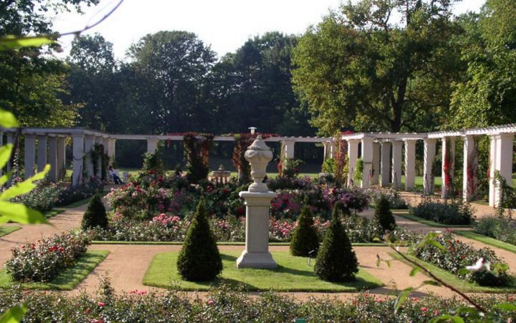 Pergola courtyard in the East German Rose Garden Forst (Lausitz), Foto: Annette Schild, Lizenz: Stadt Forst (Lausitz)