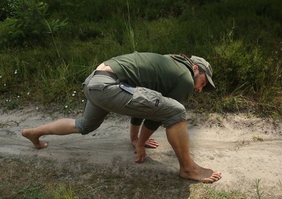 Spurenlesen, Foto: Wildnisschule Walk on the Wildside, Lizenz: Wildnisschule Walk on the Wildside