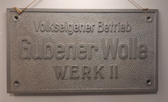 Schild Gubener Wolle Werk II, Foto: Rene von Quennaudon, Lizenz: Gubener Tuche und Chemiefasern e.V.