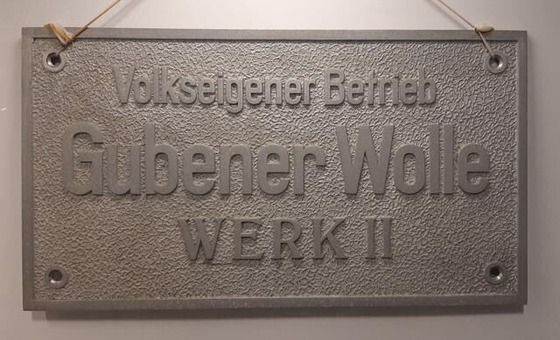 Schild Gubener Wolle Werk II, Foto: Rene von Quennaudon, Lizenz: Gubener Tuche und Chemiefasern e.V.