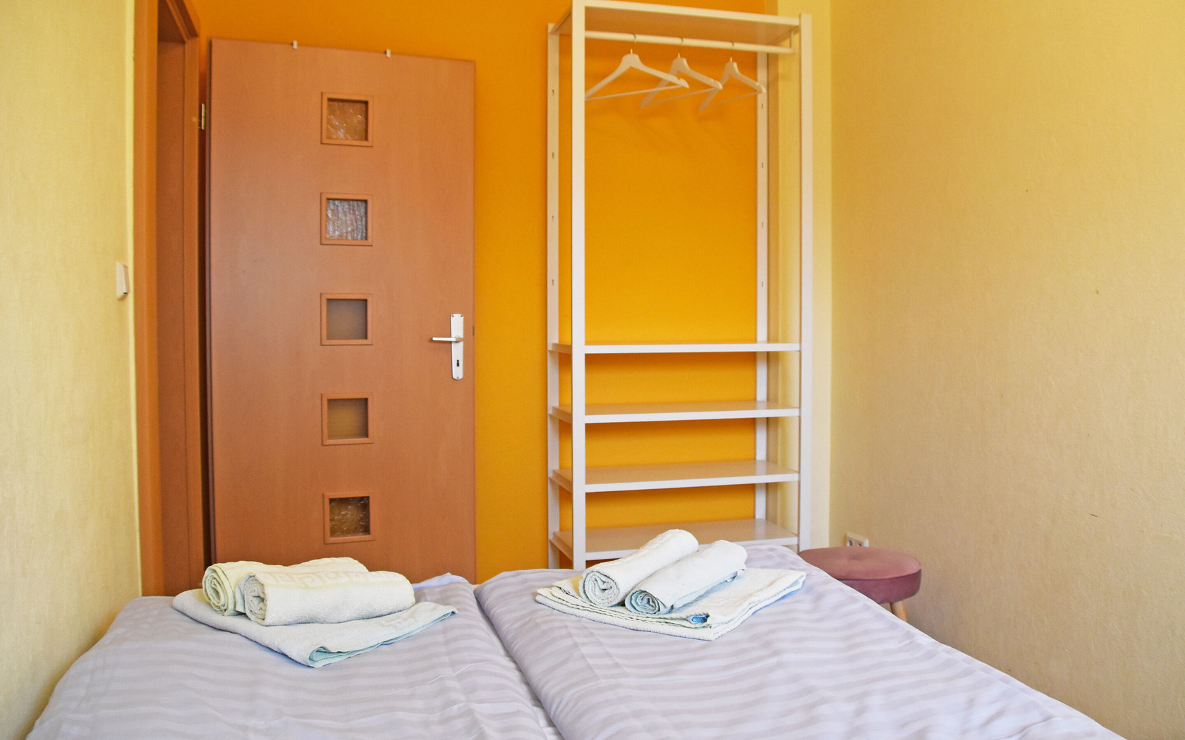 Schlafzimmer 2 mit Doppelbett und Kleiderregal, Foto: Manja Motylski, Lizenz: GUWO